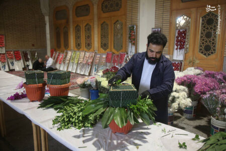 عکس/ گل‌آرایی ضریح حضرت معصومه(س)