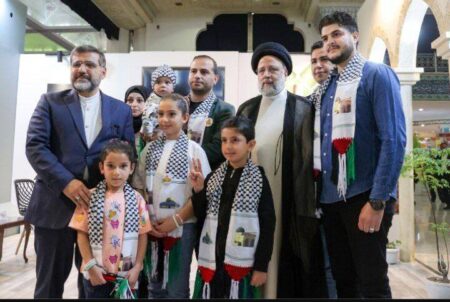 هدیه ای که شهید رئیسی به مناسب روز دختر به نوجوان فلسطینی داد
