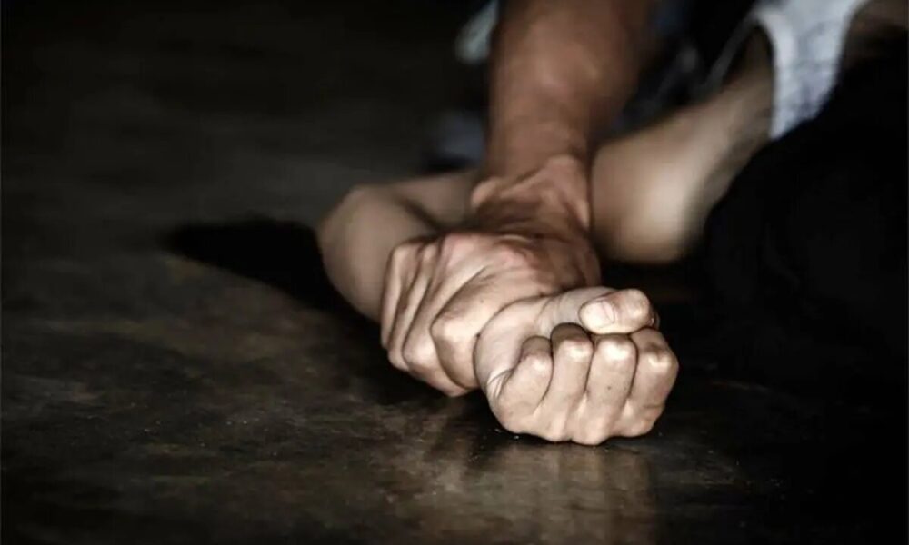 آزار سیاه دختر ۲۳ ساله‌ توسط بازیگر مشهور سینما؟