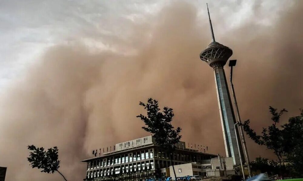 طوفان و گردوخاک در راه پایتخت؛ آسمان تهران سیاه می‌شود