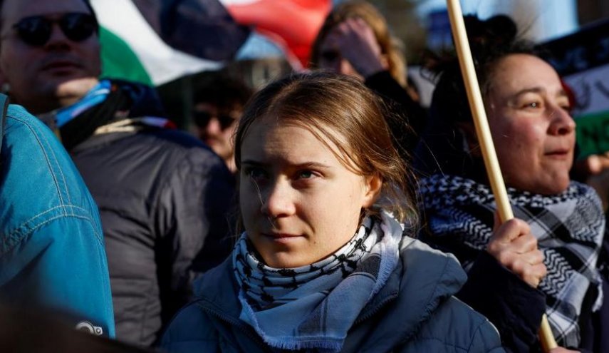 بازیگر سریال «بازی تاج و تخت» برای شکستن محاصره غزه پیشقدم شد چفیه فلسطینی بر گردن