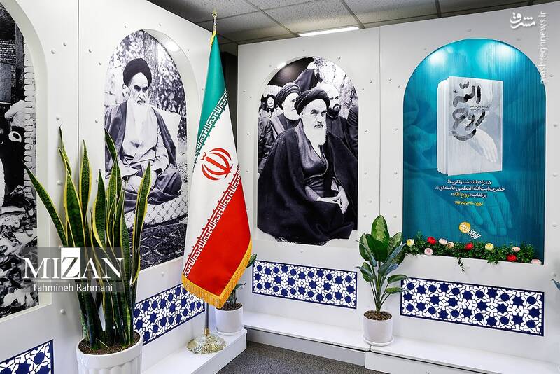 عکس/ آیین رونمایی از تقریظ رهبر انقلاب بر کتاب "روح الله" عکس/ آیین رونمایی از تقریظ رهبر انقلاب بر کتاب "روح الله"