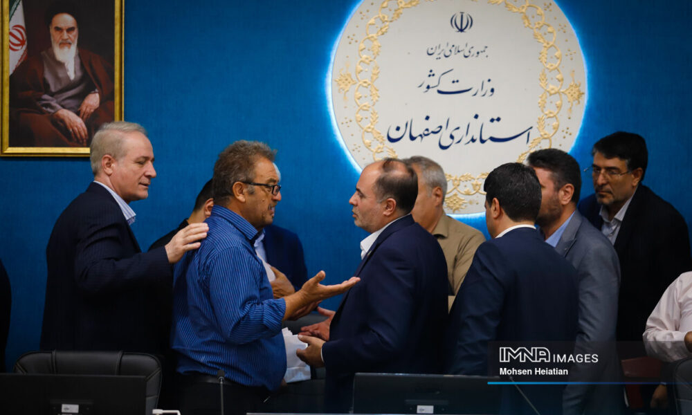 نشست وزیر جهاد کشاورزی با جمعی از کشاورزان استان اصفهان نشست وزیر جهاد کشاورزی با جمعی از کشاورزان استان اصفهان