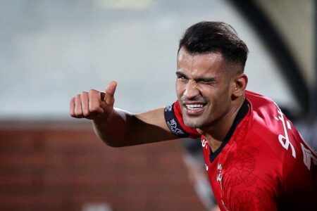 مهاجم جنجالی استقلال ماندنی شد