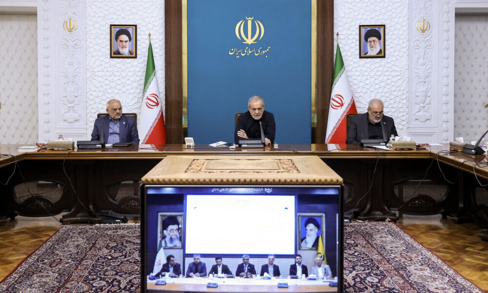 بهره‌برداری و آغاز عملیات اجرایی ۴۲۵ مگاوات نیروگاه خورشیدی کشور با دستور رئیس جمهور