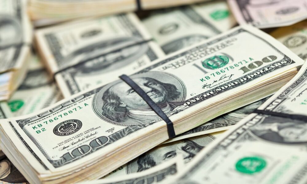خرید طلا بهتر است یا دلار؟ / مقایسه سرمایه‌گذاری در بازار طلا و ارز