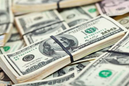 خرید طلا بهتر است یا دلار؟ / مقایسه سرمایه‌گذاری در بازار طلا و ارز