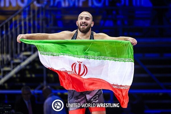 پاسخ امیرحسین زارع درباره سلام نظامی به پرچم ایران پس از قهرمانی جهان +ویدیو