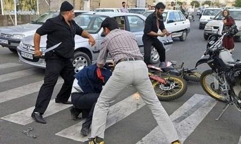حمله اراذل و اوباش به یک دانشجو در دانشگاه آزاد رشت حمله اراذل و اوباش به یک دانشجو در دانشگاه آزاد رشت