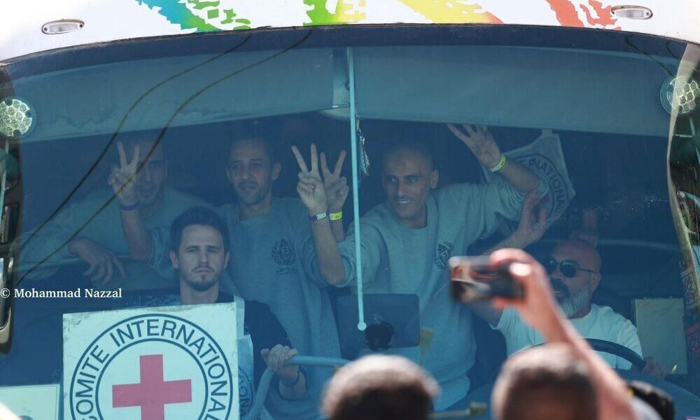 اولین اتوبوس اسرای آزاد شده فلسطینی وارد غزه شد اولین اتوبوس اسرای آزاد شده فلسطینی وارد غزه شد