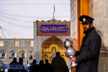 عکس/ نصب کتیبه ولادت امام باقر(ع) در حرم رضوی