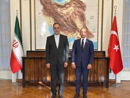 تاکید بر گسترش همکاری‌های پارلمانی در دیدار سفیر ایران با مقام پارلمانی ترکیه