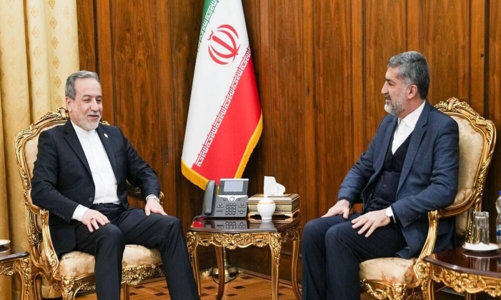 دیدار سرکنسول ایران در نجف با عراقچی؛ تاکید بر ارتقای خدمات کنسولی به زائران دیدار سرکنسول ایران در نجف با عراقچی؛ تاکید بر ارتقای خدمات کنسولی به زائران