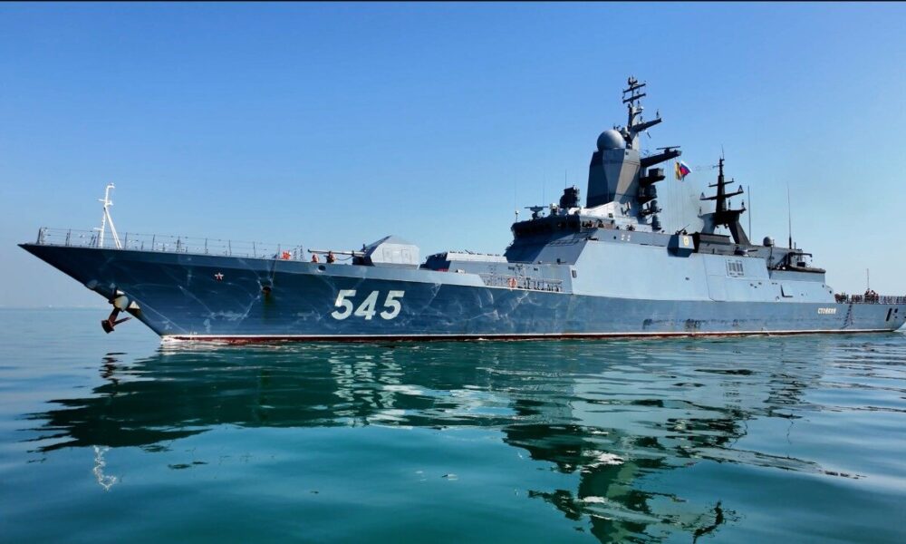 پهلوگیری ناو بالگردبر استویسکی روسیه در بندرعباس