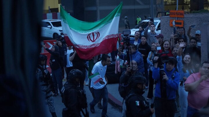 مکزیکی‌ها با پرچم ایران به استقبال تیم ملی رفتند