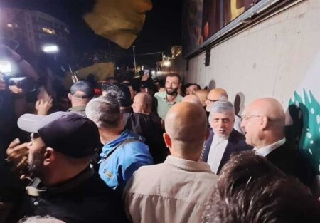 تجمع لبنانی‌ها مقابل سفارت ایران برای اعلام تشکر
