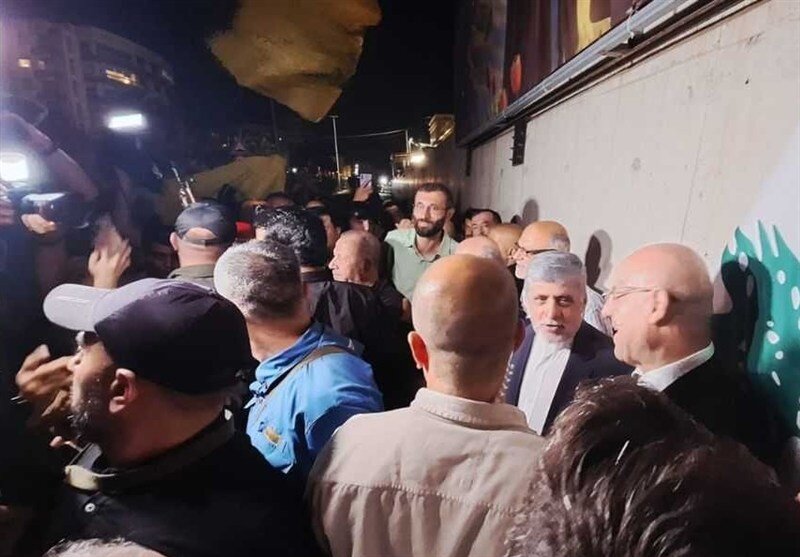 تجمع لبنانی‌ها مقابل سفارت ایران برای اعلام تشکر