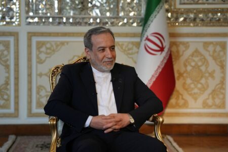 عراقچی: مقاومت ۴۰ روزه در وهله اول مدیون جانفشانی نیروهای مسلح و همراهی مردم است