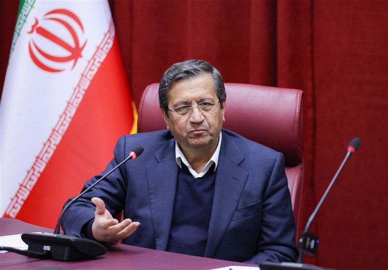 همتی: سیاست بانک مرکزی حرکت به سمت یکپارچه‌سازی بازار ارز است