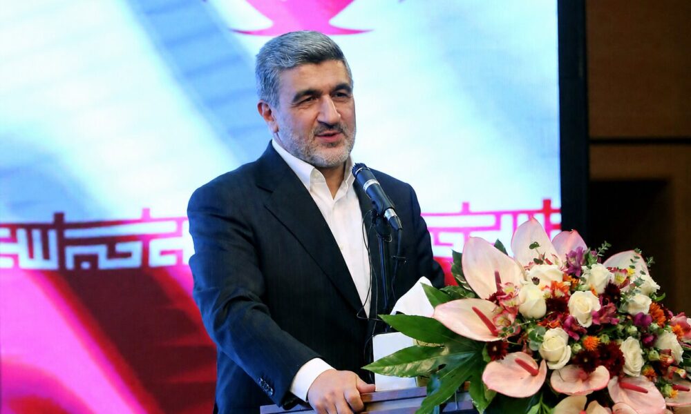 شرکت‌های نفت و گاز در بورس عرضه و تکلیف سهام عدالت مشخص شود
