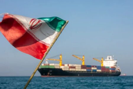 گاردین: تردد در تنگه هرمز با وجود توافق تا ماه‌ها عادی نخواهد شد