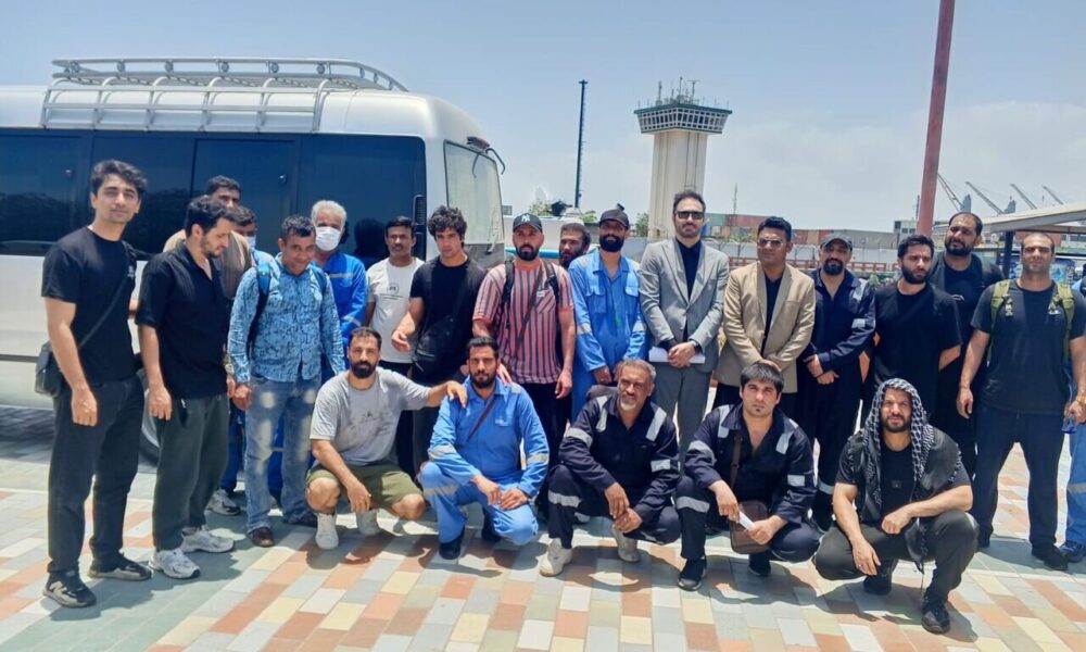 ۲۲ خدمه ایرانی نفتکش توقیف شده توسط آمریکا، در کراچی تحویل سرکنسولگری ایران شدند