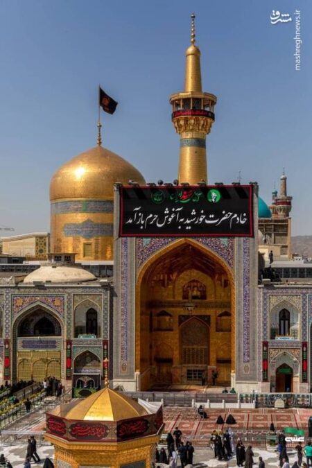 عکس/ نصب کتیبه‌ مراسم تشییع رهبر شهید انقلاب در حرم رضوی