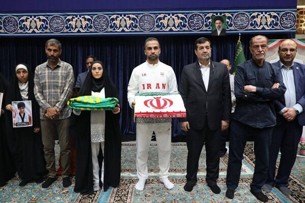 بدرقه پرچمداران کاروان «فرشته‌های میناب» در رواق ذکر حرم رضوی