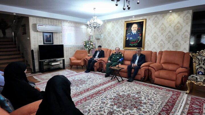 دیدار معاون اجرایی رئیس‌جمهور و سرپرست وزارت دفاع با خانواده وزیر دفاع شهید