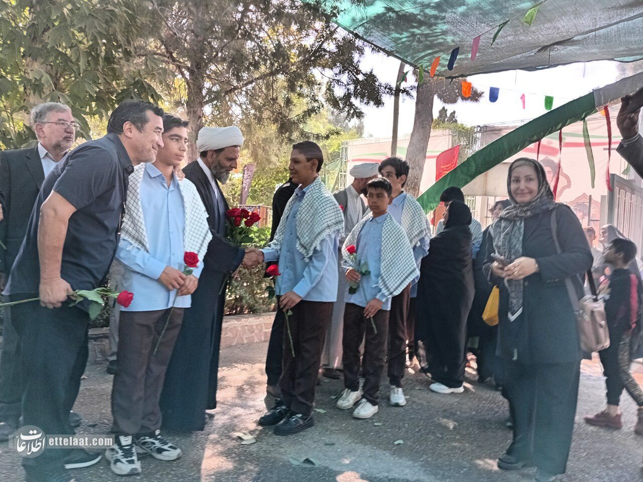 صف عکس یادگاری دانش آموزان با خداد عزیزی! +ویدیو