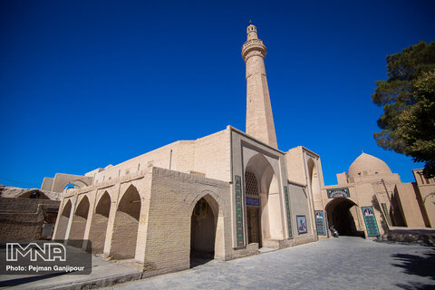 از محراب تا مناره؛ تماشای تاریخ در قاب آجر و گچ