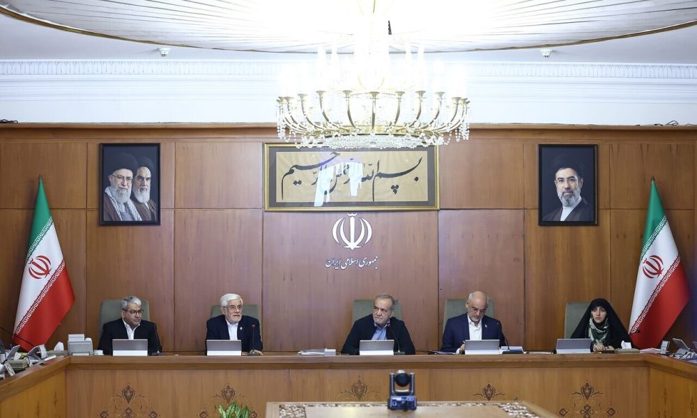 دولت برای تحقق تدابیر رهبر معظم انقلاب و عبور کشور از شرایط «نه جنگ، نه صلح» تلاش میکند